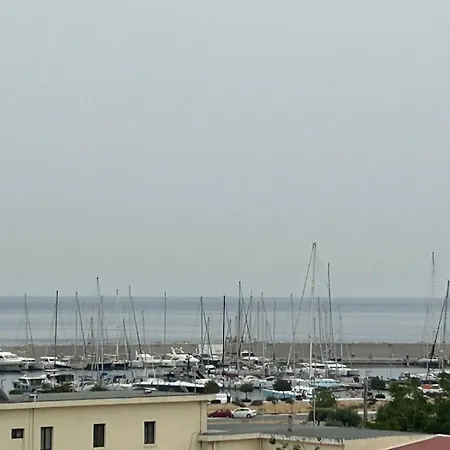 Rhodes Views דירה